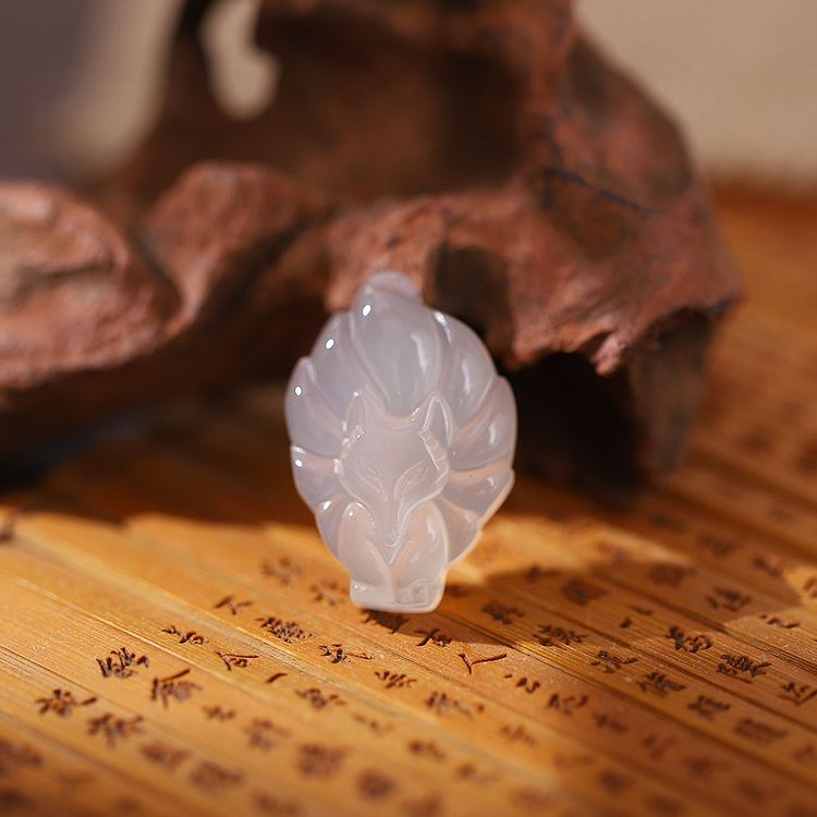Lucky Fox Queen Stone - White